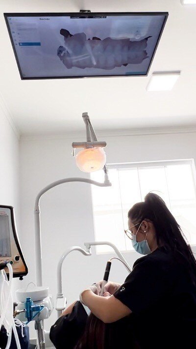 Atendimento com escaneamento digital para planejamento de implante dentário na Odonto Clean Guarulhos